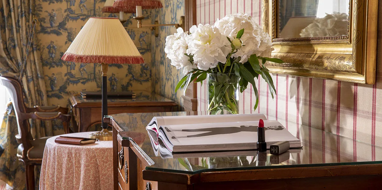 Hotel Chambiges Elysees Deluxe room 4 jpg