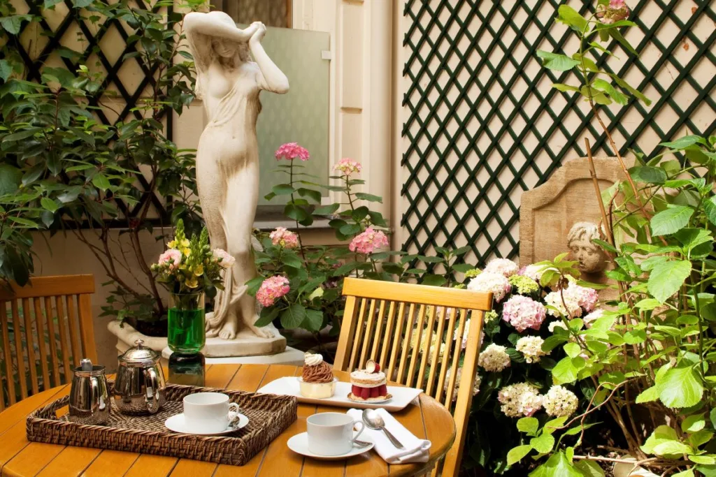 Gallery 48 Hotel Chambiges Elysees Paris Courtyard 1