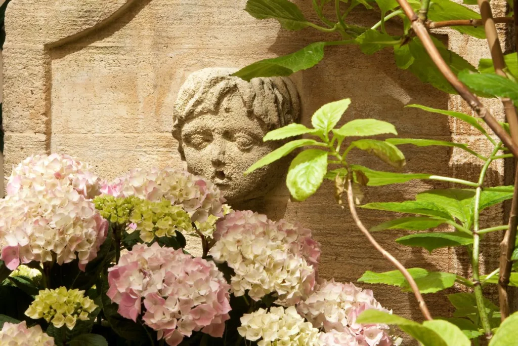 Gallery 46 Hotel Chambiges Elysees Paris Courtyard 3