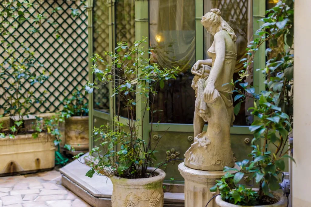 Gallery 47 Hotel Chambiges Elysees Paris Courtyard 4