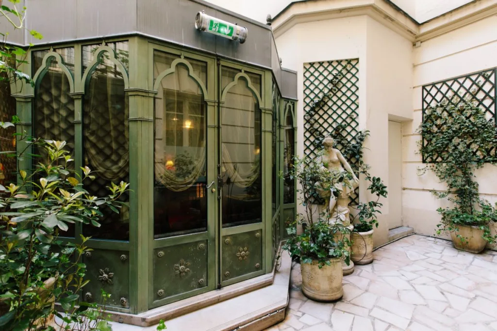 Gallery 49 Hotel Chambiges Elysees Paris Courtyard 5