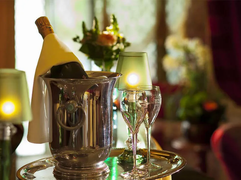 Hotel Chambiges Elysees bar presentation jpg