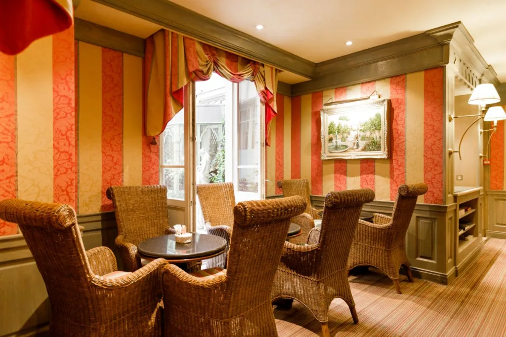 Gallery 42 Hotel Chambiges Elysees breakfast area 4