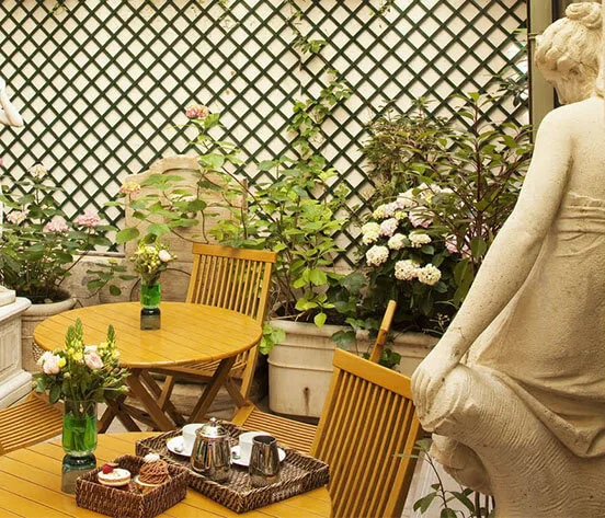 Hotel Chambiges Elysees courtyard presentation jpg
