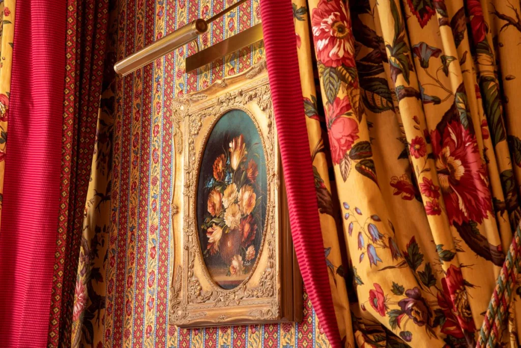 Gallery 22 Standard room Hotel Chambiges elysees paris detail